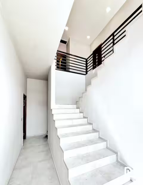 Escalier blanc et rampe noire