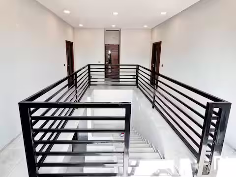 Mezzanine et rampe noire