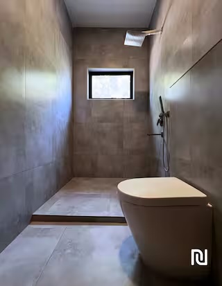 Salle de bain avec douche à l'italienne